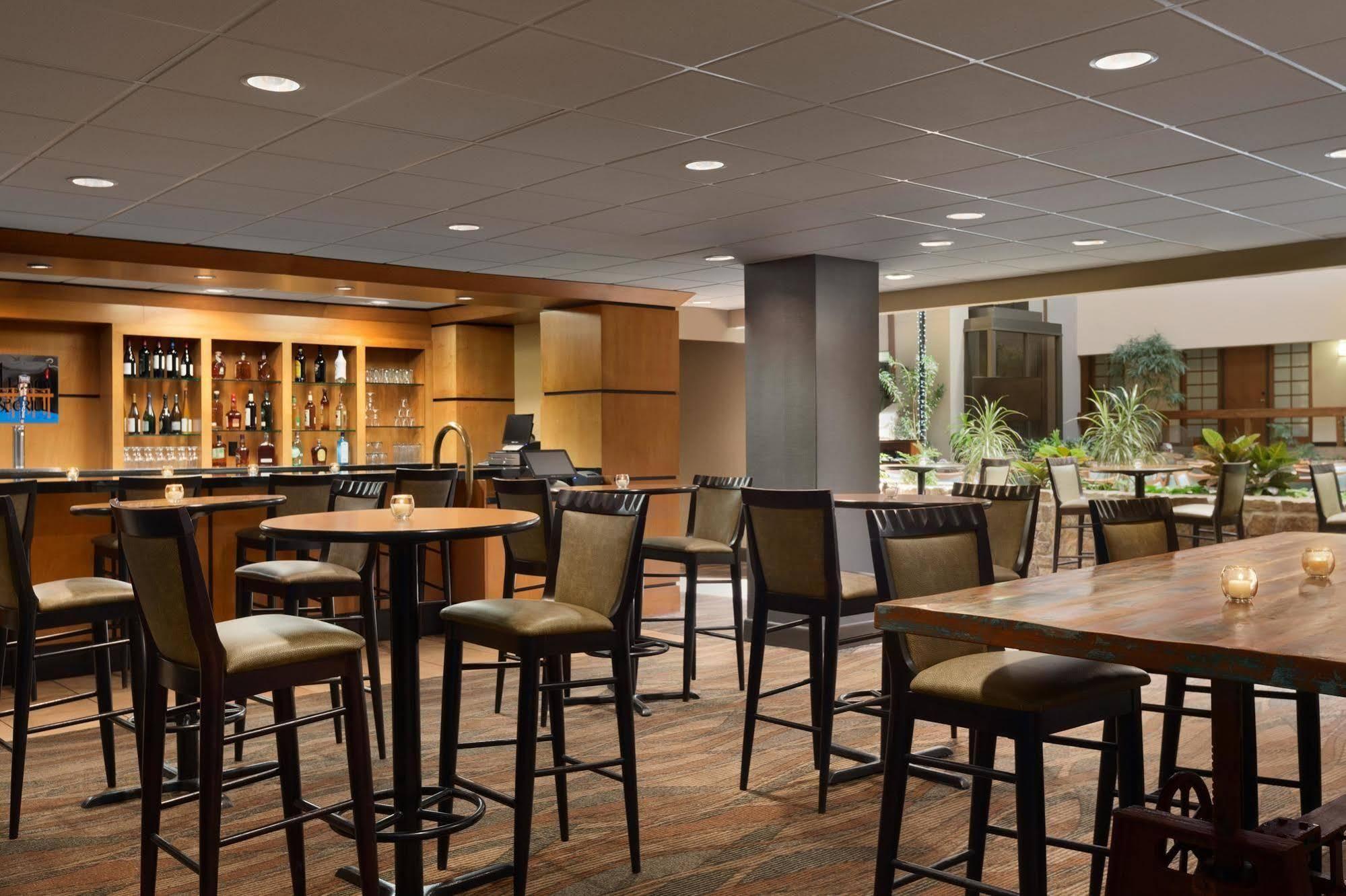 Embassy Suites By Hilton Oklahoma City Will Rogers Airport Exterior foto