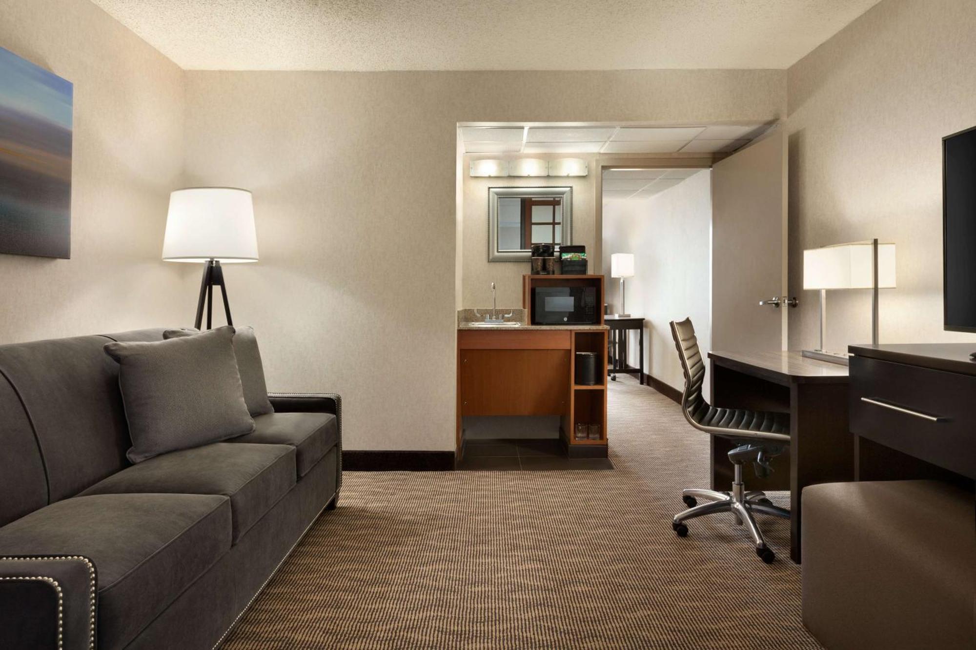 Embassy Suites By Hilton Oklahoma City Will Rogers Airport Exterior foto